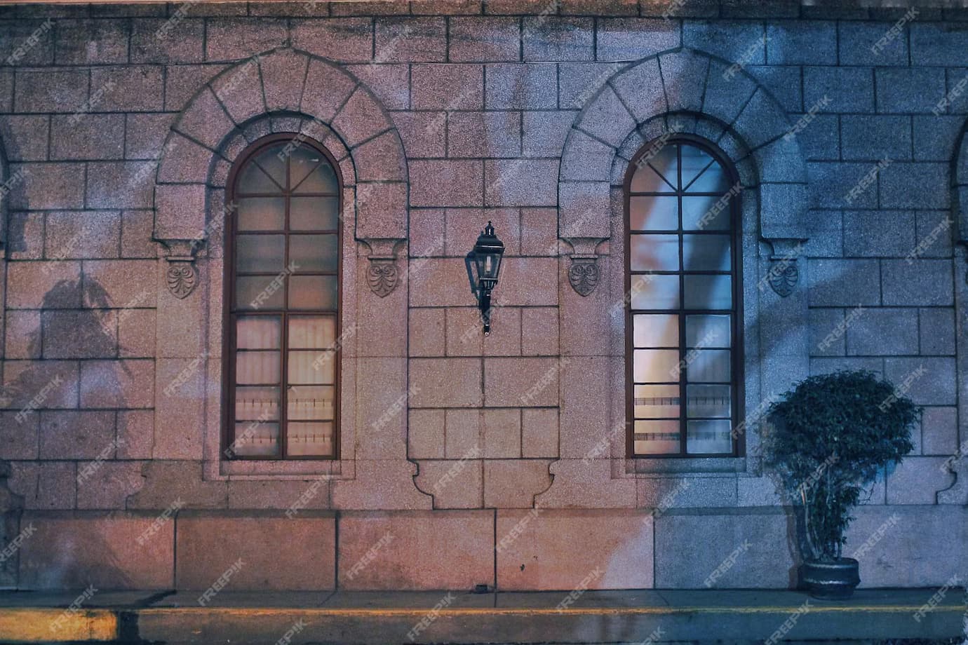 شباك فيكتوري من الحجر الطبيعي